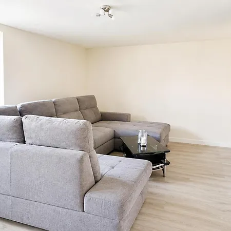 15min Walk To Center Stylish 3br & 1lr *
