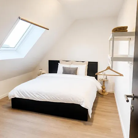 Apartment 15min Walk To Center Stylish 3br & 1lr