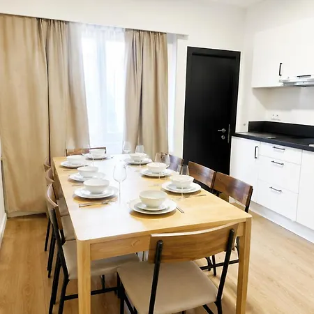 15min Walk To Center Stylish 3br & 1lr