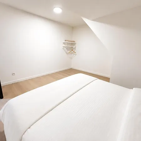 Apartment 15min Walk To Center Stylish 3br & 1lr *