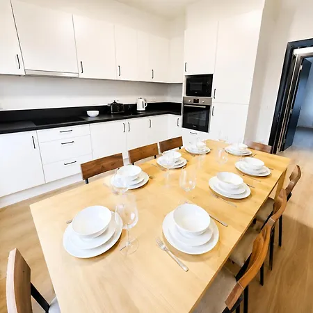 15min Walk To Center Stylish 3br & 1lr
