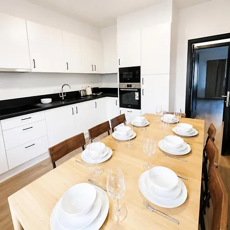 Apartment 15min Walk To Center Stylish 3br & 1lr *