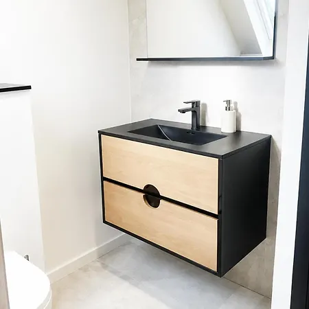 15min Walk To Center Stylish 3br & 1lr *