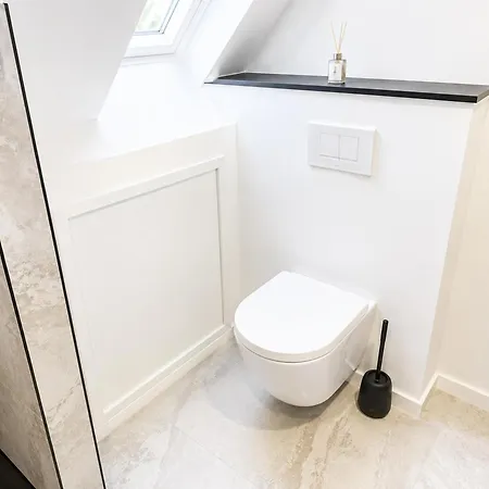 15min Walk To Center Stylish 3br & 1lr